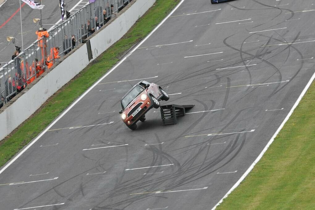 Zwischen den Rennen gab es eine Stunt-Show - ein Mini auf zwei Rädern