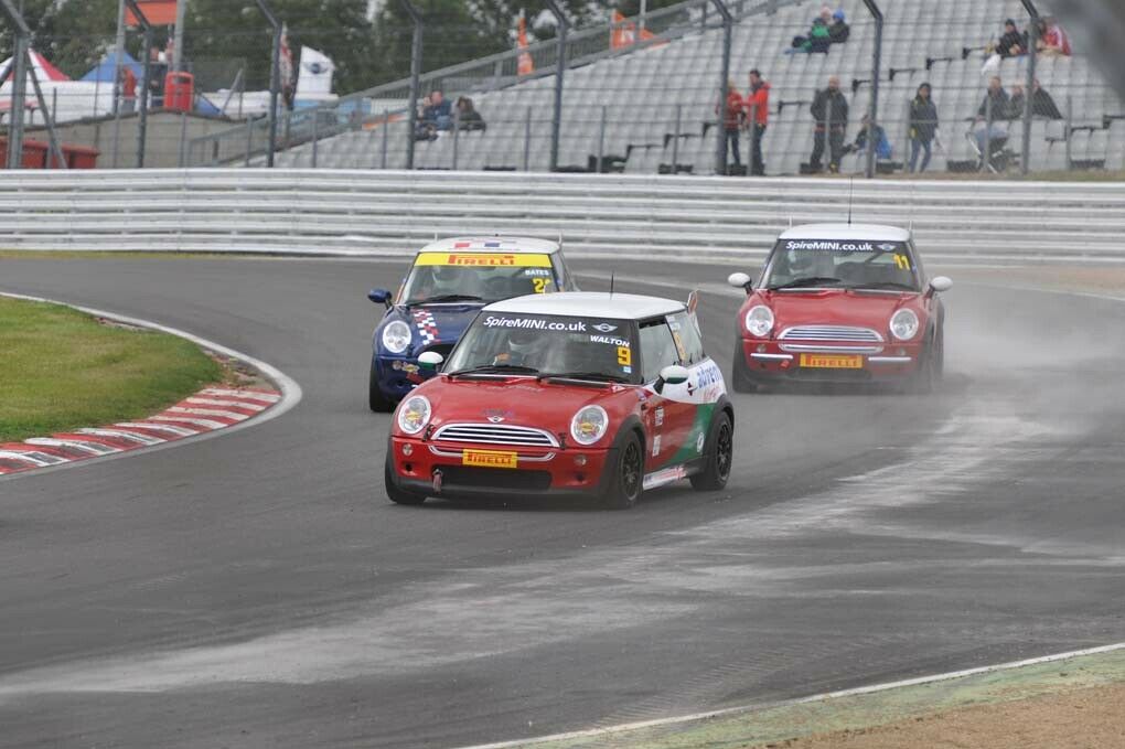 Mini gegen Mini - auf der Rennstrecke Brands Hatch
