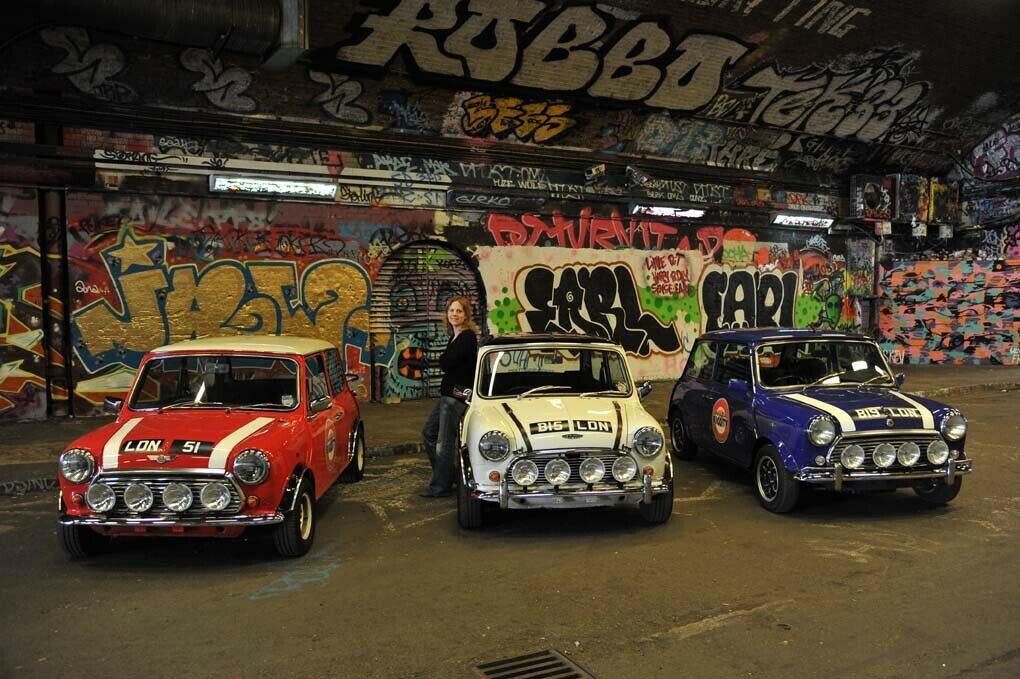 MT-Redakteurin Sabine Stahl mit den Classic-Minis und ein paar Londoner Graffitis