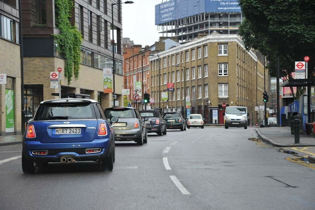 Der neuste Mini Cooper S von 2013 fährt seinem Vorgänger hinterher