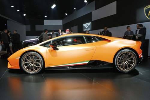 Der 5,2-Liter-V10-Sauger beschleunigt die 1.382 Kilogramm des Lamborghini Huracán Performante in 2,9 Sekunden auf Tempo 100