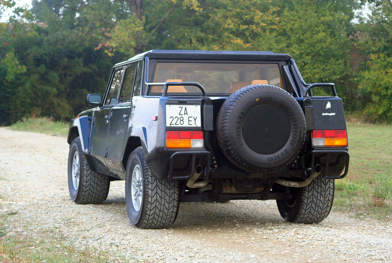 Blick auf die Reifen des Lamborghini LM002: Habt ihr schon mal Pneus in der Dimension 345/60/17 gesehen? Nein? Wir auch nicht