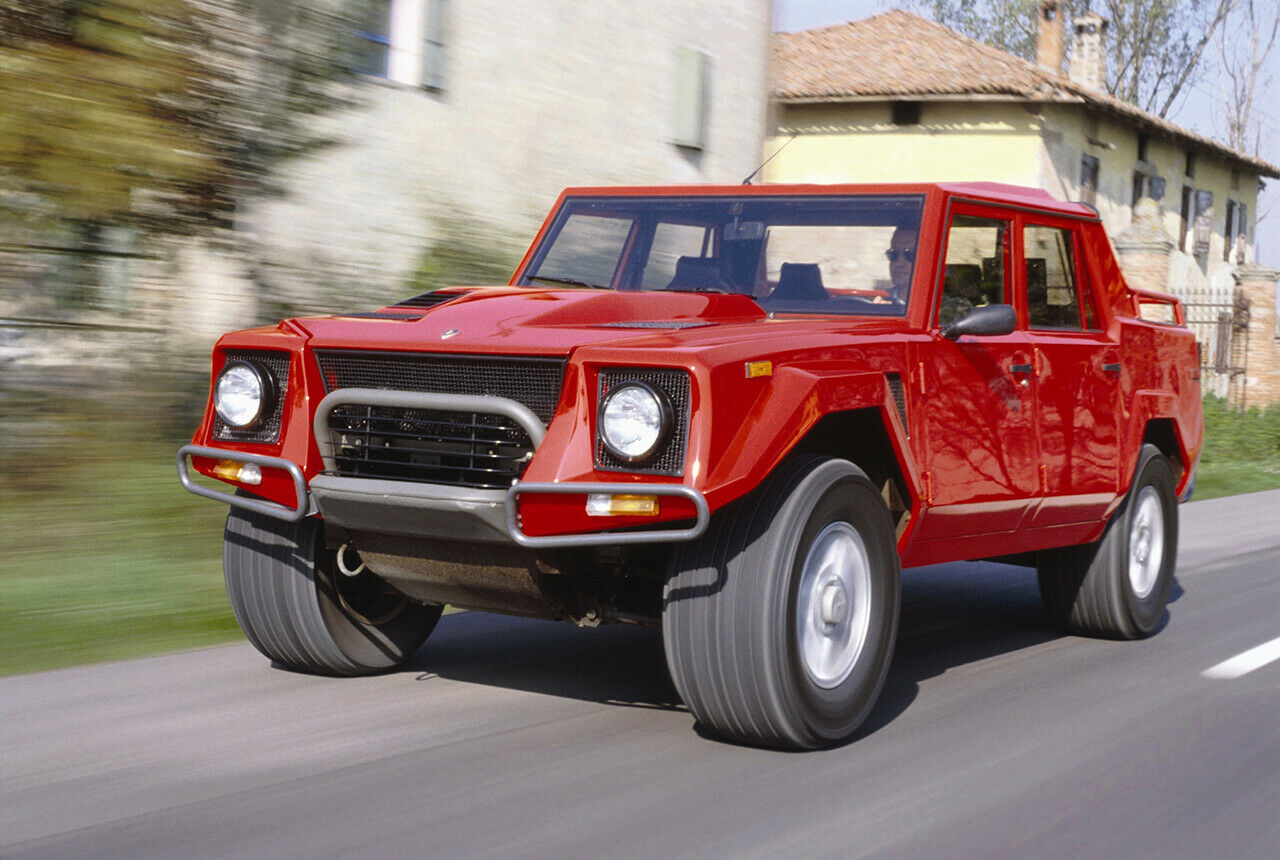 Optisch halb Panzer, akustisch ganz Rennwagen: Der Lamborghini LM002