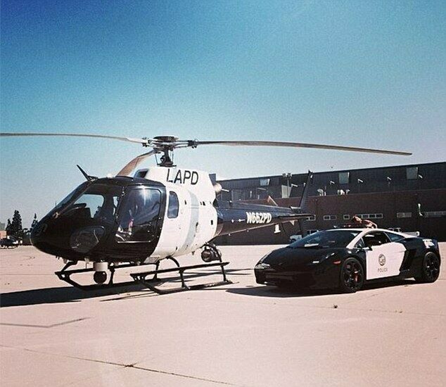 Gemeinsam mit den Hubschraubern der Polizei von L. A. soll der Lambo neue Anwärter für den harten Polizeidienst werben