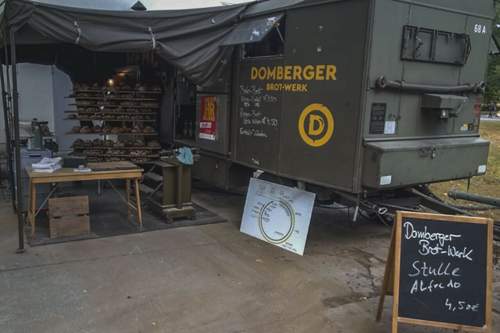 Die Feldbäckerei Mob BK 68a von 1968 ist praktisch autark. Der Generator braucht lediglich ein wenig Sprit, mit dem Brennstoff wird der Bäckereiwagen in Gang gesetzt und so Strom für den Ofen erzeugt