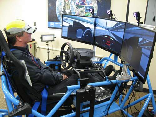 Sam Schmidt fährt den Kurs von Indianapolis in einem Simulator. Hier hat er die angepeilten 160 km/h schon erreicht