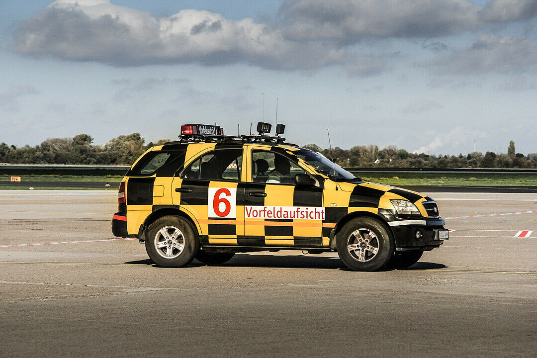 Der Kia Sorento des Marshallers in der typischen schwarz-gelben Optik