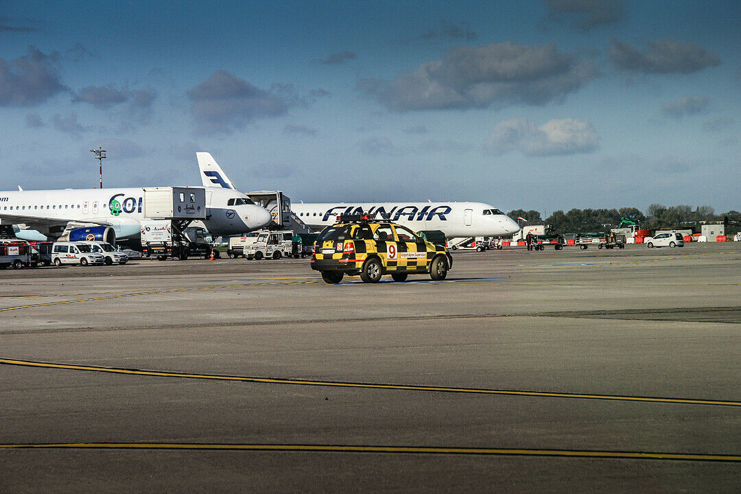 Die Marshaller müssen sich nicht an die Fahrspuren am Flughafen halten