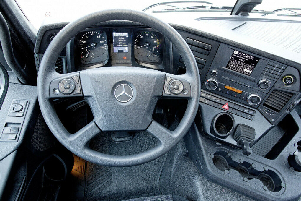 Das Lenkrad des Mercedes Arocs ist riesig