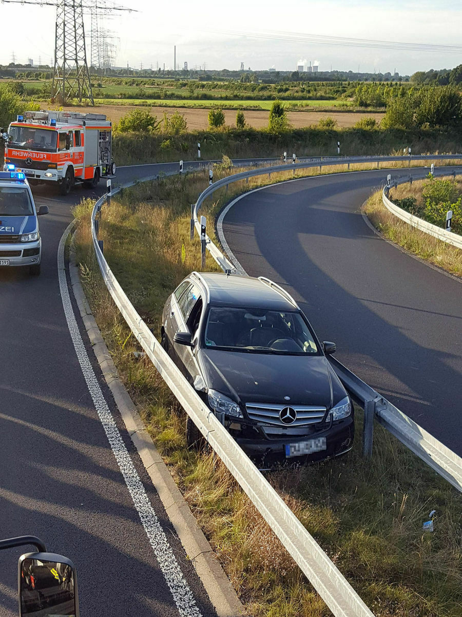 Bevor der Fahrer sein Auto hier abstellte fuhr er nach einem Wendemanöver verlehrt herum in die Einfahrt Angermund ein