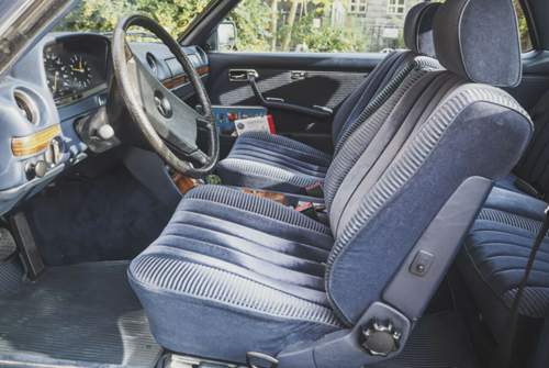 Mehr Wohnzimmer als Cockpit: Die Velourssitze wirken fast wie neu