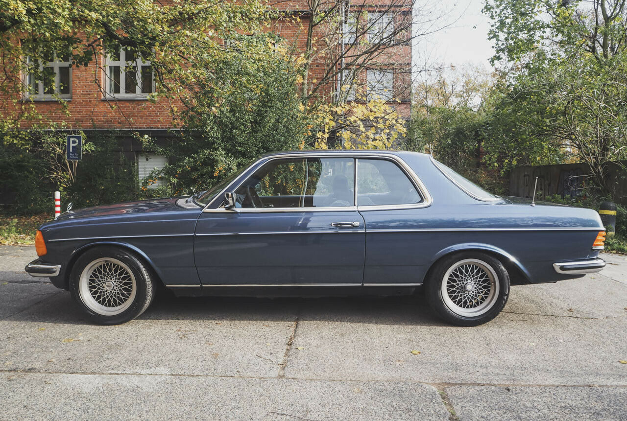 Das Coupé war beim 123er schon ab Werk niedriger als die Limousine. Dieser 280 CE ist mit Sportfahrwerk und Speichen-Alus zusätzlich individualisiert