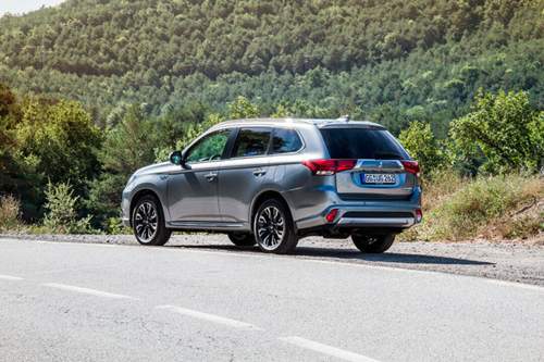 Mit einigen optischen Kniffen versuchte sich der Hersteller an den Proportionen des SUV