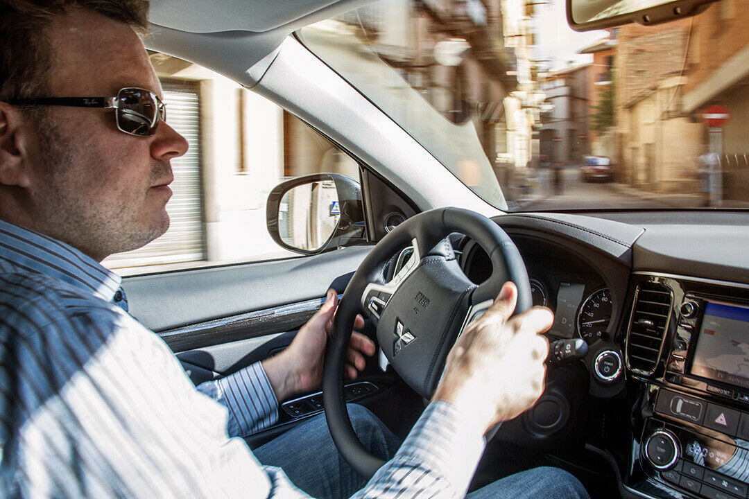 MOTOR-TALK-Redakteur Björn Tolksdorf im Mitsubishi Outlander PHEV, Modelljahr 2016