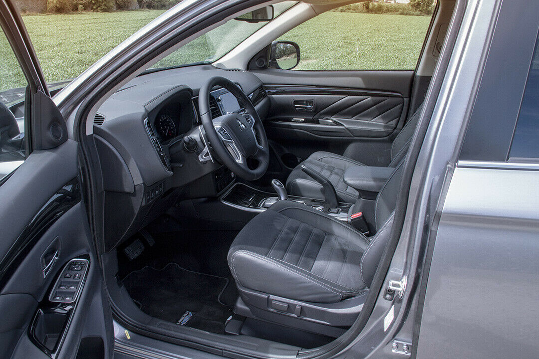 Mitsubishi Outlander PHEV: Blick in die vordere Sitzreihe