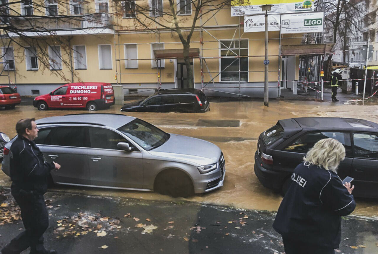 Da war der Turnier schon langsam in den Brunnen gefallen: Der Ford Mondeo versinkt auf der gegenüberliegenden Straßenseite im schlammigen Rohrbruchwasser