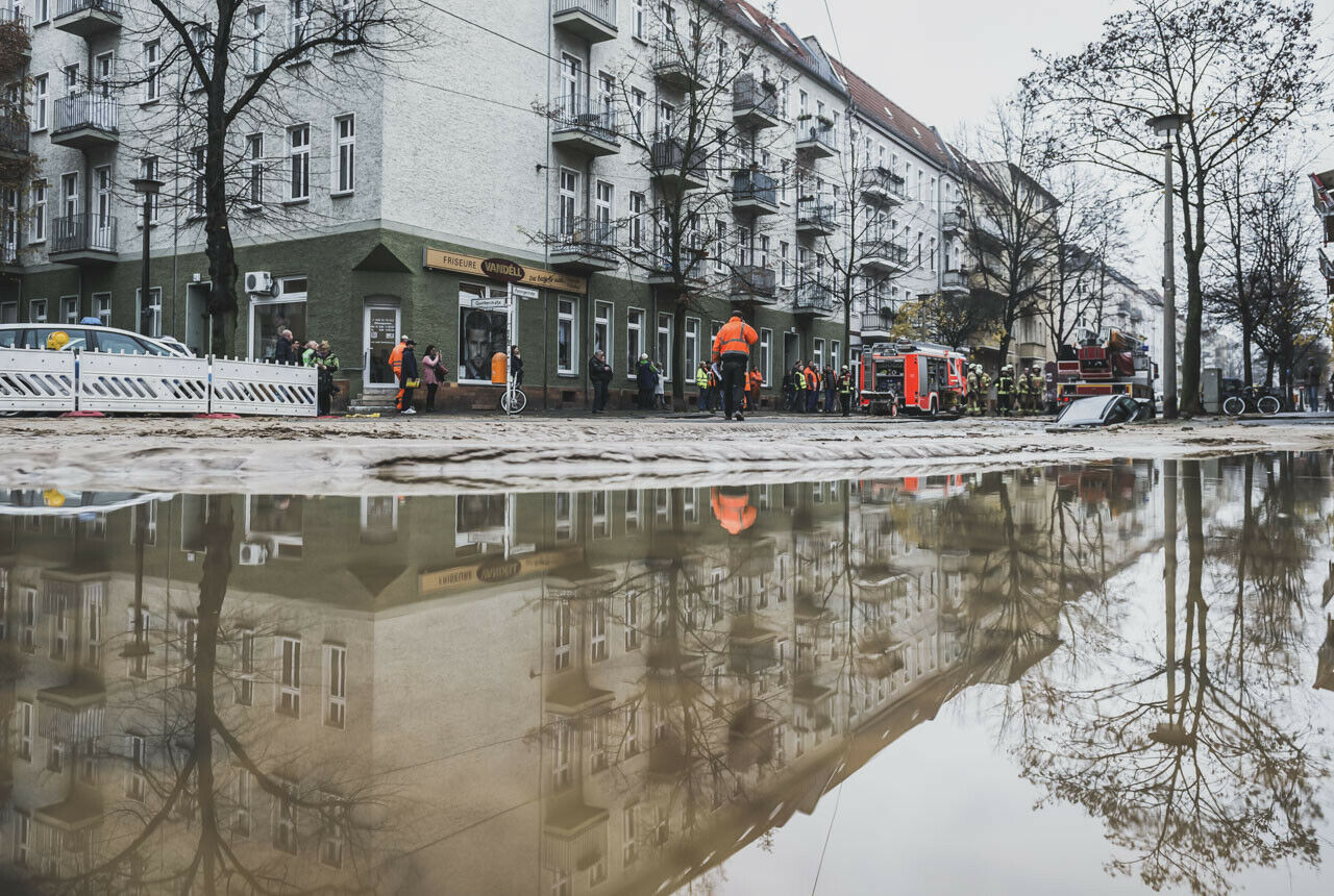 Das Wohnviertel im Stadtteil Lichtenberg grenzt an die Hauptverkehrsstraße Frankfurter Allee, die mehrere Stunden lang gesperrt war