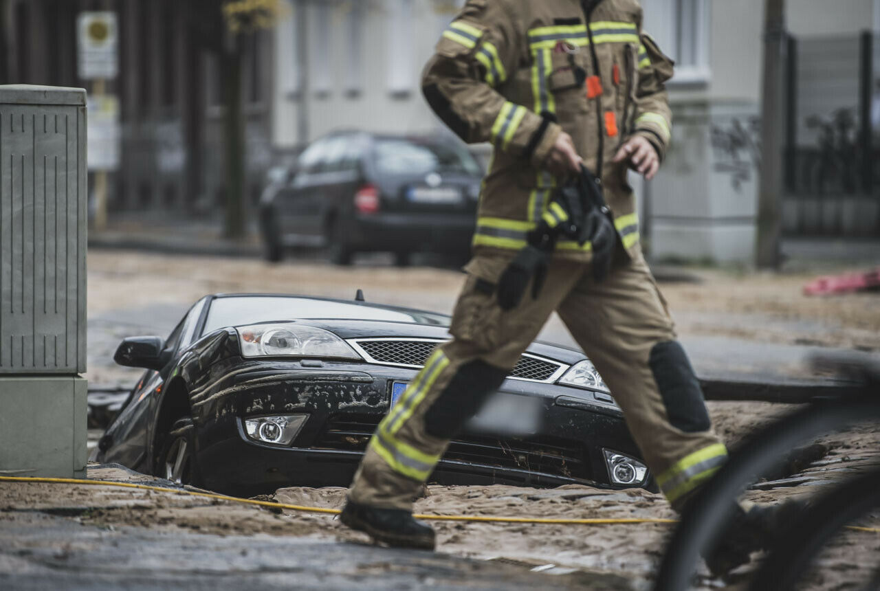 14 Feuerwehrleute waren mit der Bergung des abgesackten Autos beschäftigt