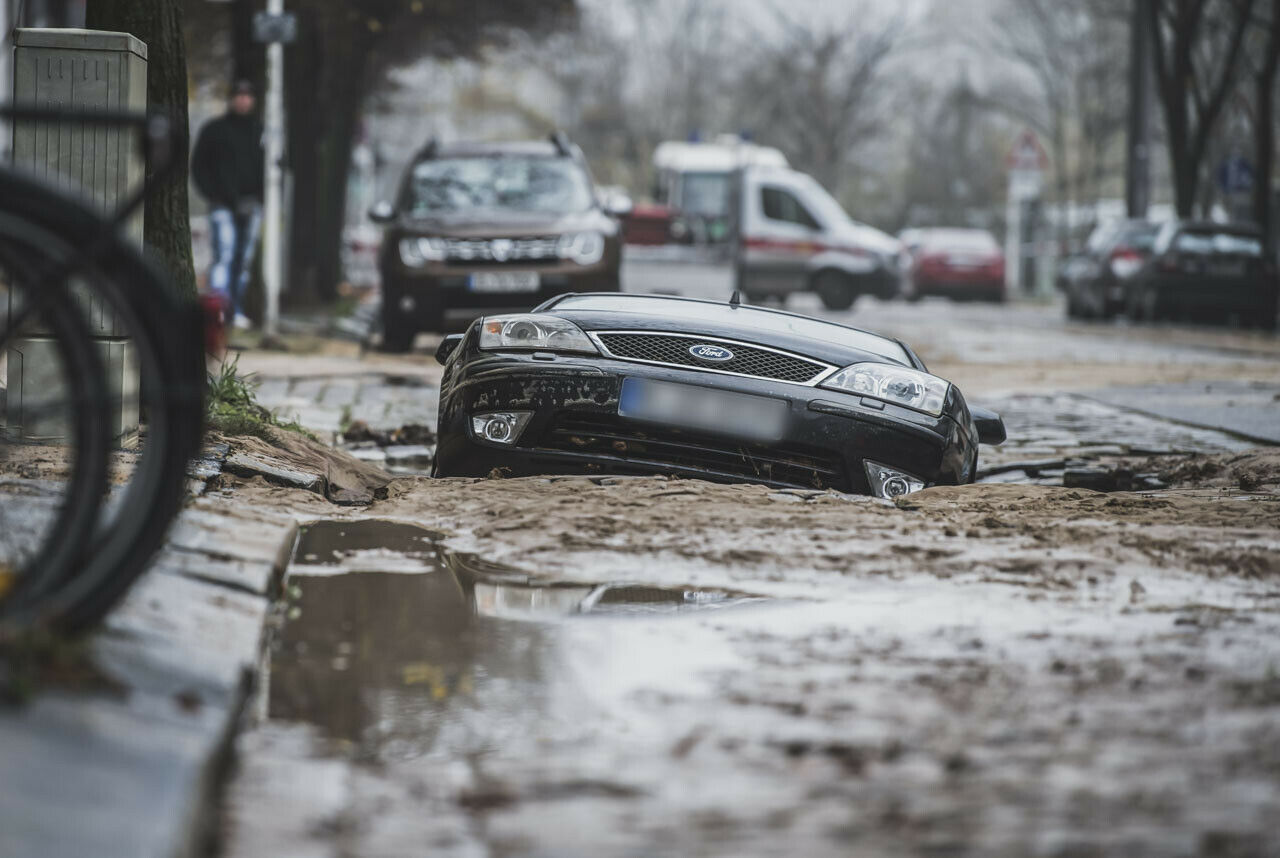 Dieser Mondeo schafft es nicht mehr zum Turnier: In Berlin hat eine geplatzte Hauptwasserleitung ein Auto verschlungen und mehrere Straßen überspült