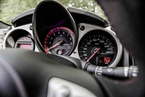 Die Instrumente des Nissan 370Z Nismo