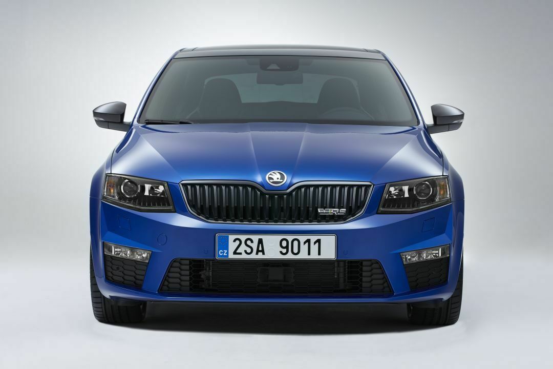 Bi-Xenon-Scheinwerfer, eine große Schürze und Wabengitter: Octavia RS