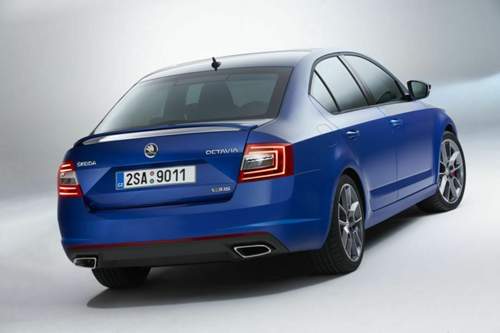 Den Heckdeckel der Limousine ziert ein kleiner Spoiler, der Kofferraum fasst 590 Liter
