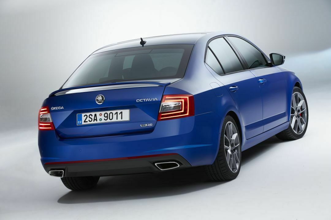 Den Heckdeckel der Limousine ziert ein kleiner Spoiler, der Kofferraum fasst 590 Liter