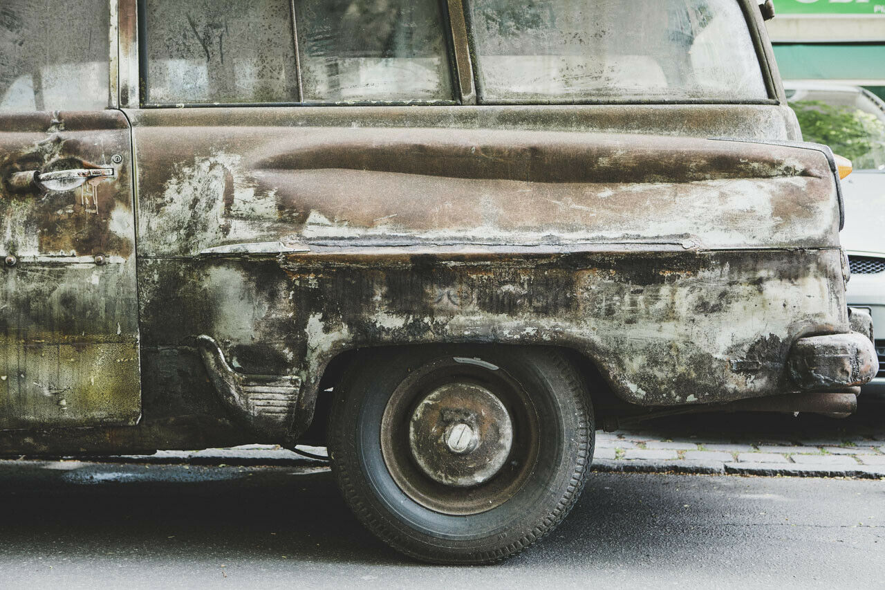 Einen Schönheitspreis gewinnt der Oldtimer sicher nicht mehr. Liebhaber alter Autos sind ebensowenig Fans von Rodewalds Experiment wie das Berliner Ordnungsamt