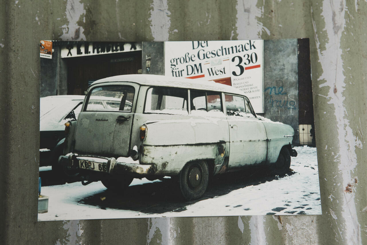 Zigaretttenwerbung und Kohlenhandel? Gibt es nicht mehr. Geblieben ist nur der Opel Olympia Rekord von Professor Rodewald