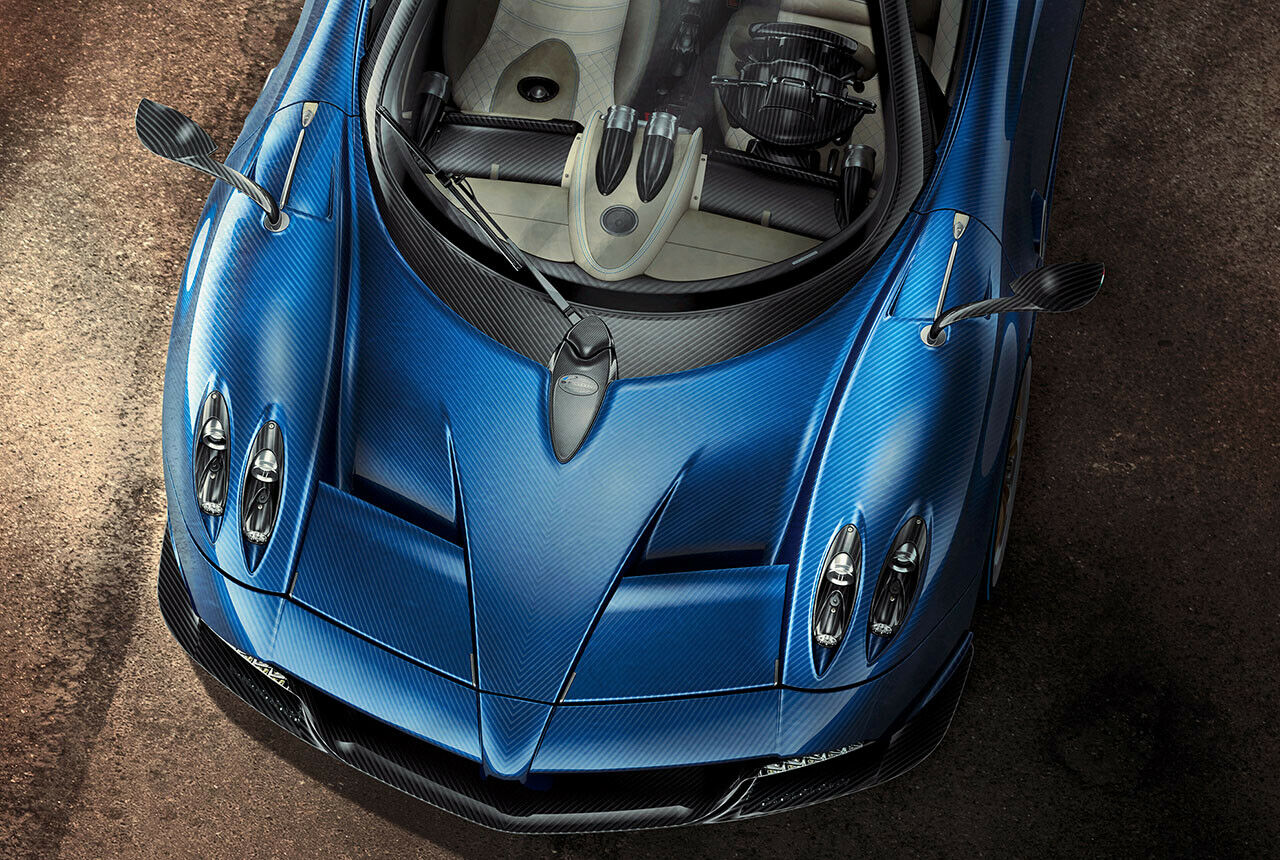 Die Karosserie fertigt Pagani aus edlem Carbon, überwiegend in transparentem Blau lackiert