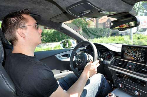 MOTOR-TALK Redakteur Constantin Bergander am Steuer des Audi RS7