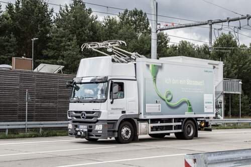 Wenn der Fahrer blinkt, fährt der Stromabnehmer von alleine ein