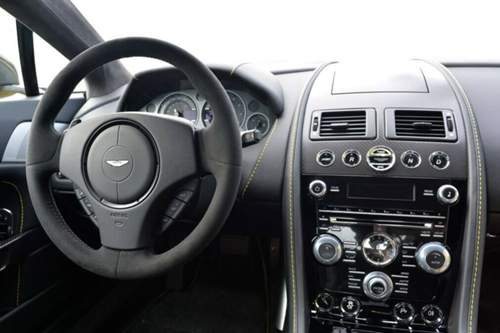 Das Lenkrad des Aston Martin Vantage S ist mit Alcantara gepolstert