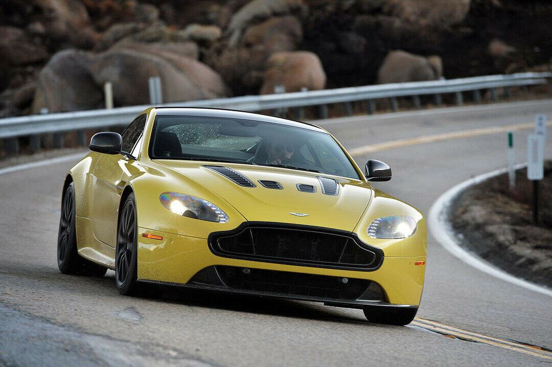 Der Aston Martin V12 Vantage S ist unglaublich schnell - 328 km/h