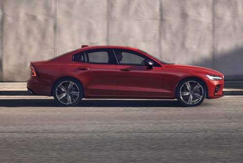 Der Volvo S60 als R-Design-Version. In der Länge unterscheidet sich der S60 nicht vom V60, beide messen 4,76 Meter