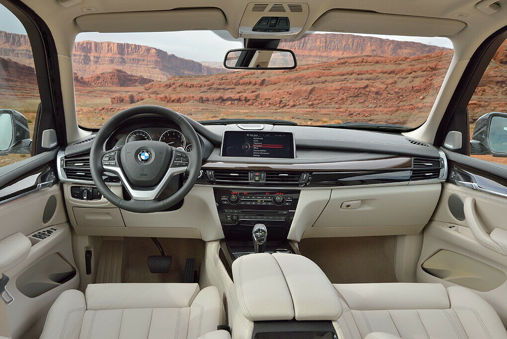 BMW X5 Cockpit: Alle Varianten verfügen über BMWs Achtgang-Automatik.