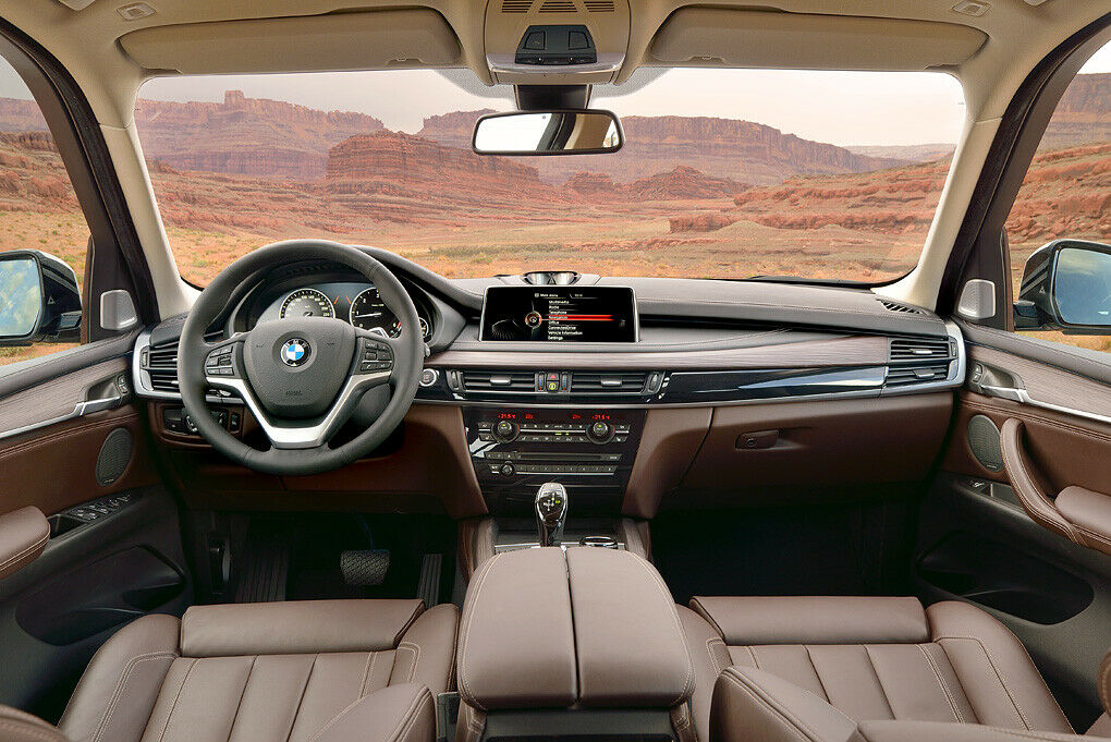 Innenraum: Das Cockpit bleibt typisch BMW, leistet sich jedoch deutlich mehr Verspieltheit als bisher.