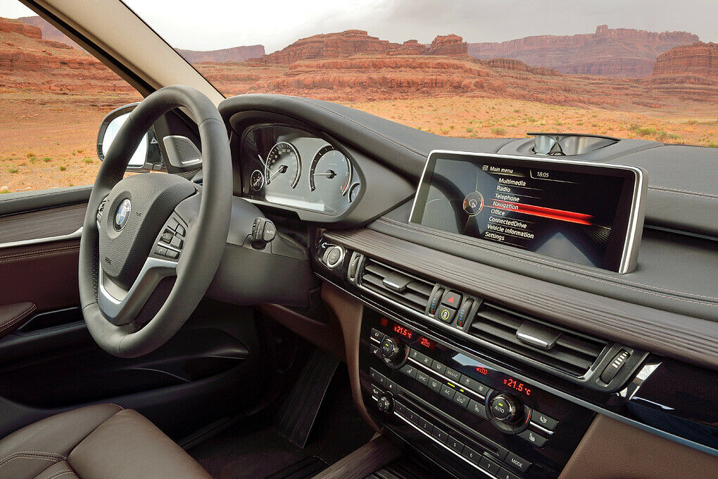 BMW X5 Cockpit: Neu ist der freistehende Bildschirm. Er misst beeindruckende 26 Zentimeter.