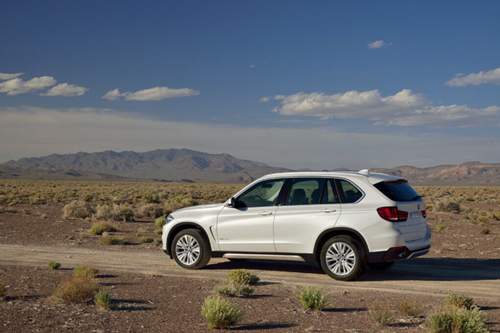 Die Seitenlinie verändert sich nur unwesentlich. Der neue X5 will den alten keinesfalls alt aussehen lassen.