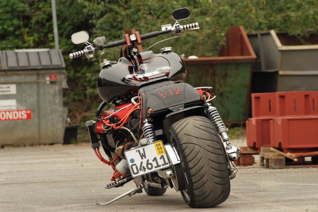 Der V12-Schriftzug auf dem Heck des Monsterbikes.