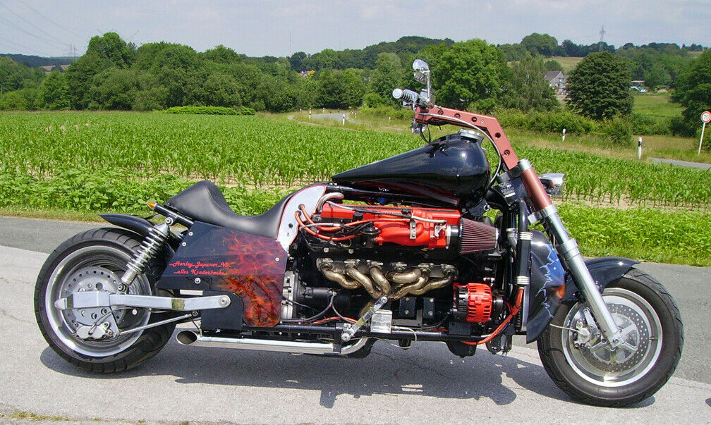 Das Motorrad in Eigenbau leistet dank V12-Motor 425 PS.