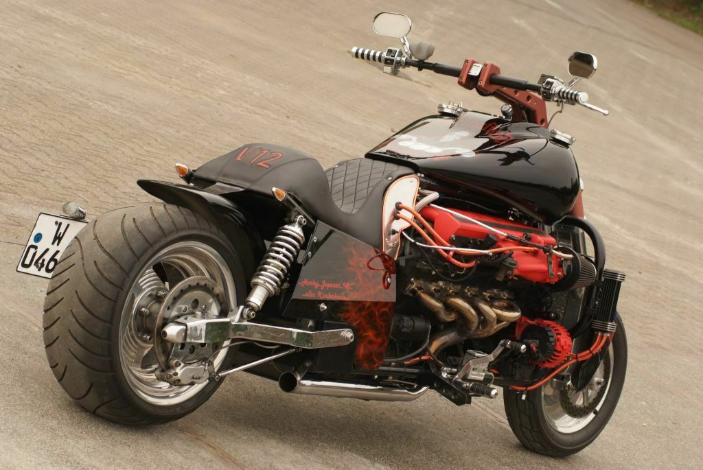 Die Maschine wiegt 650 Kilogramm.
