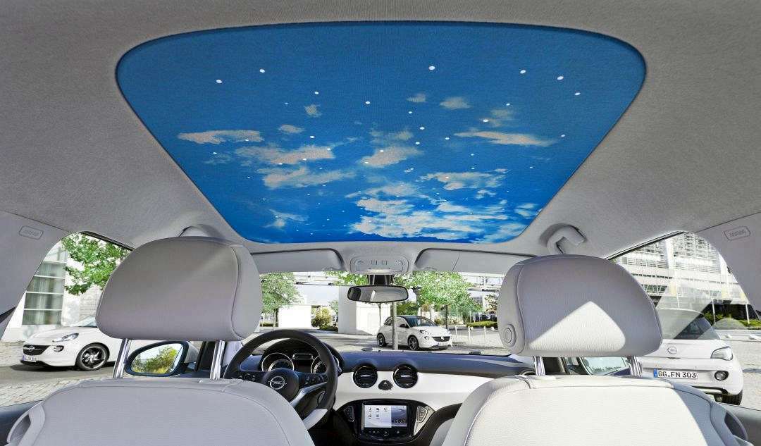 Blau-weißer Himmel im Opel Adam: Da guckst Du, BMW.