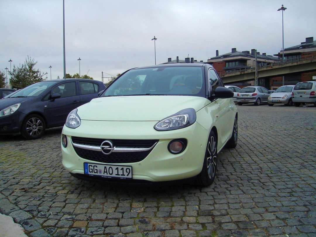 Auf dem Parkplatz findet sich der kleine Stadtflitzer gut zurecht.