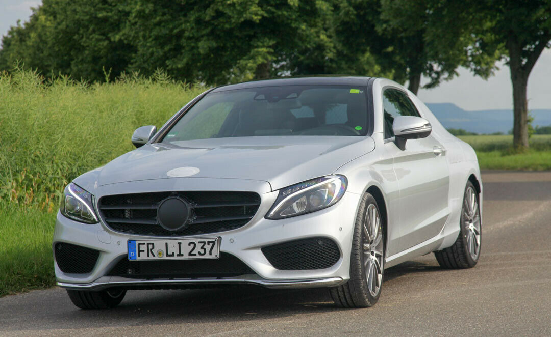 Viel Mühe beim Abkleben hat sich Daimler nicht gegeben, trotzdem wurden Stern und Logo versteckt
