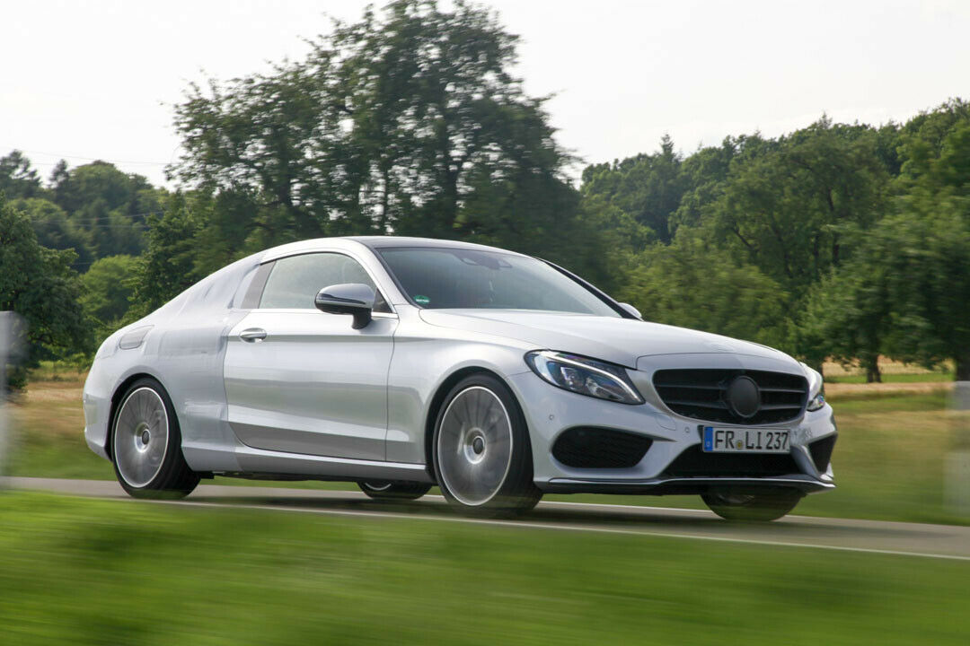 Am Mercedes C-Klasse Coupé klebt Tarnfolie, doch die Seitenlinie ist trotzdem erkennbar