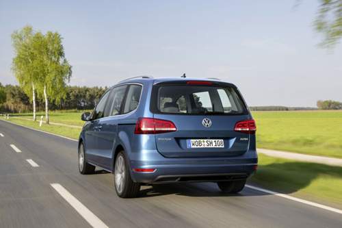 VW Sharan: Von hinten sieht man die neuen Rückleuchten
