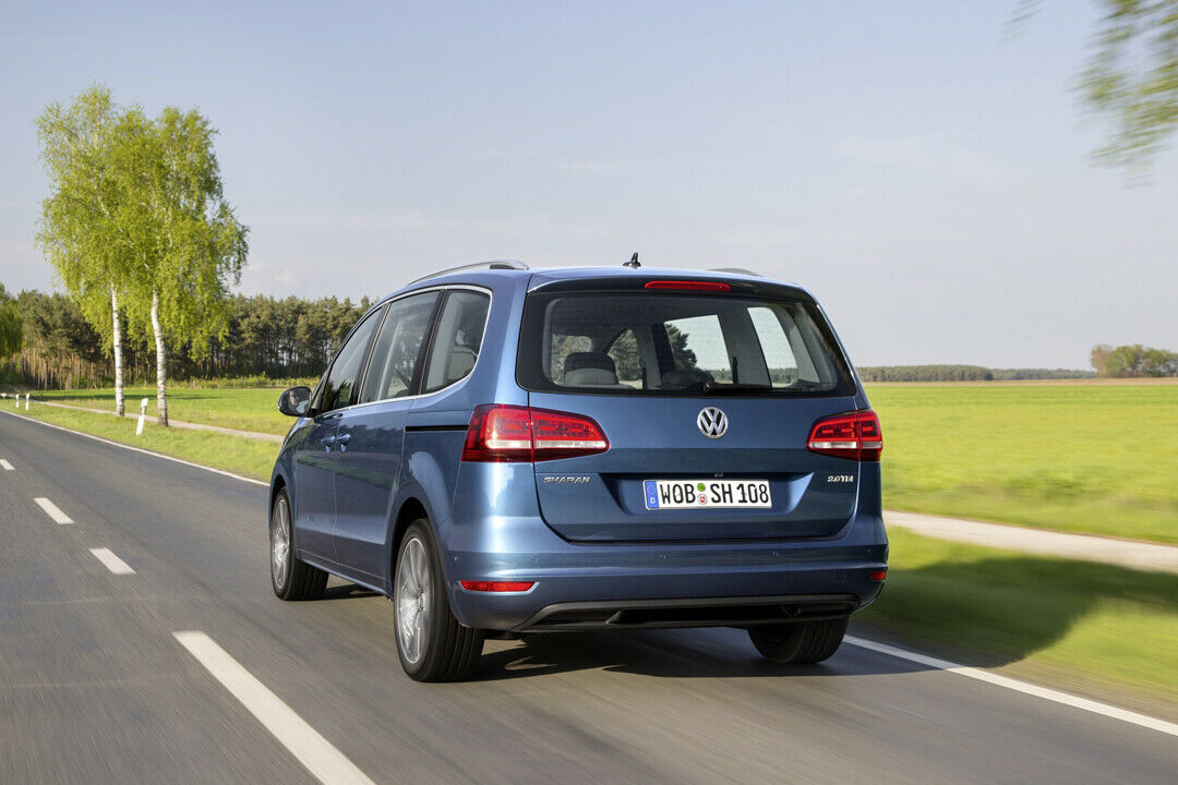 VW Sharan: Von hinten sieht man die neuen Rückleuchten