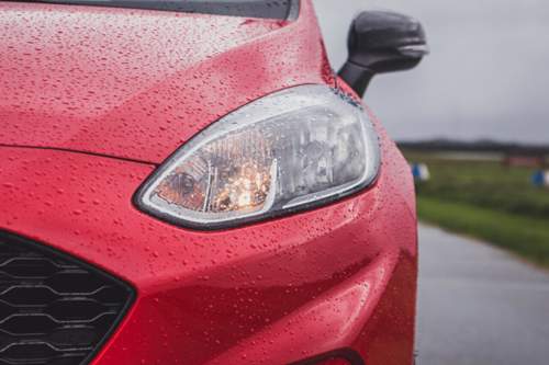 Bei Ford leuchtet der Fiesta ausschließlich mit Halogenlampen, LED-Tagfahrlicht bringt die Titanium-Ausstattung mit, für ST-Line kostet es 200 Euro
