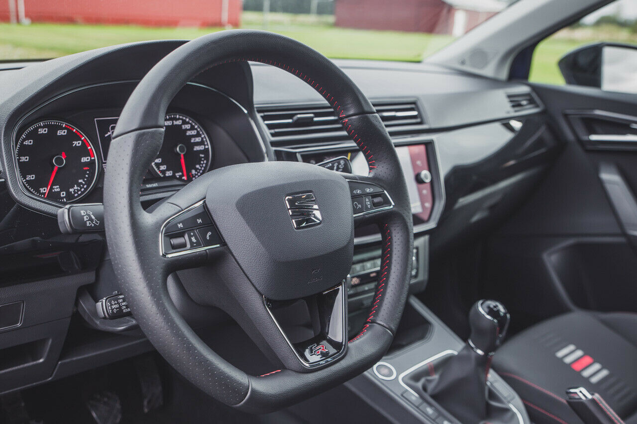 Das schöne Lederlenkrad im Seat Ibiza FR liegt gut in der Hand und lässt viel von dem durch, was der Straßenbelag weitergibt. Im Guten wie im Schlechten